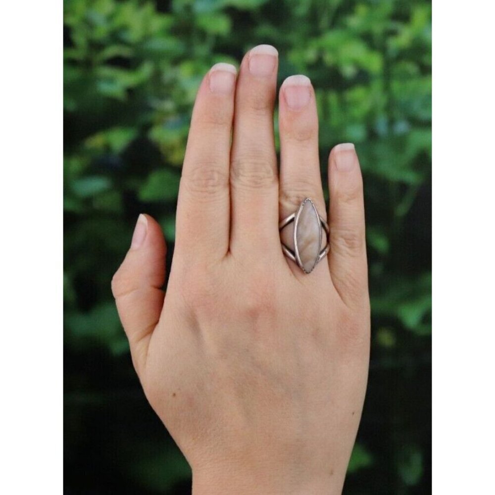 Sterling Silver Mother of Pearl Ring Size 6 - Picture 2 of 7